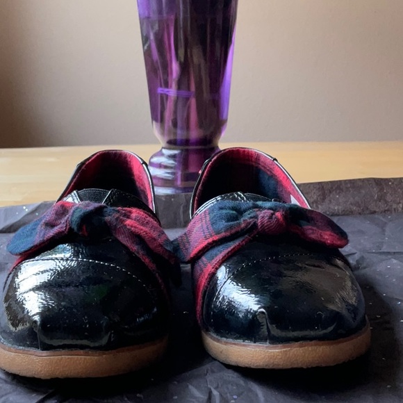 ⚫️🔴 TOMS BLACK PATIENT LEATHER SHOES WITH PLAID BOWS 🔴⚫️ - Picture 9 of 16